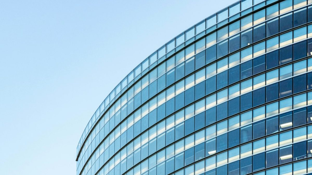 Immobilienmarkt im Wandel: Wohnraum steigt im Wert während Gewerbeimmobilien unter Druck geraten